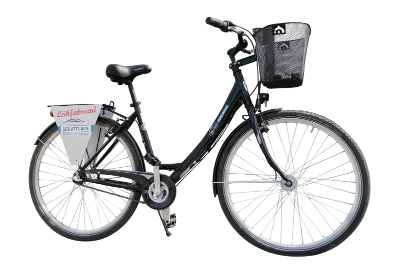 Schwarzes Damenrad mit Korb und Schild „Leihfahrrad Schattlack Auto Service“