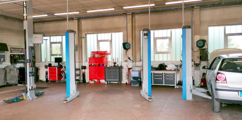 Werkstatthalle mit drei Hebebühnen und Werkzeugwagen